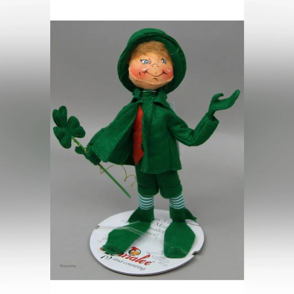 NWT Annalee 12" St Patrick’s Day Leprechaun with Shamrock - Picture 2 of 3